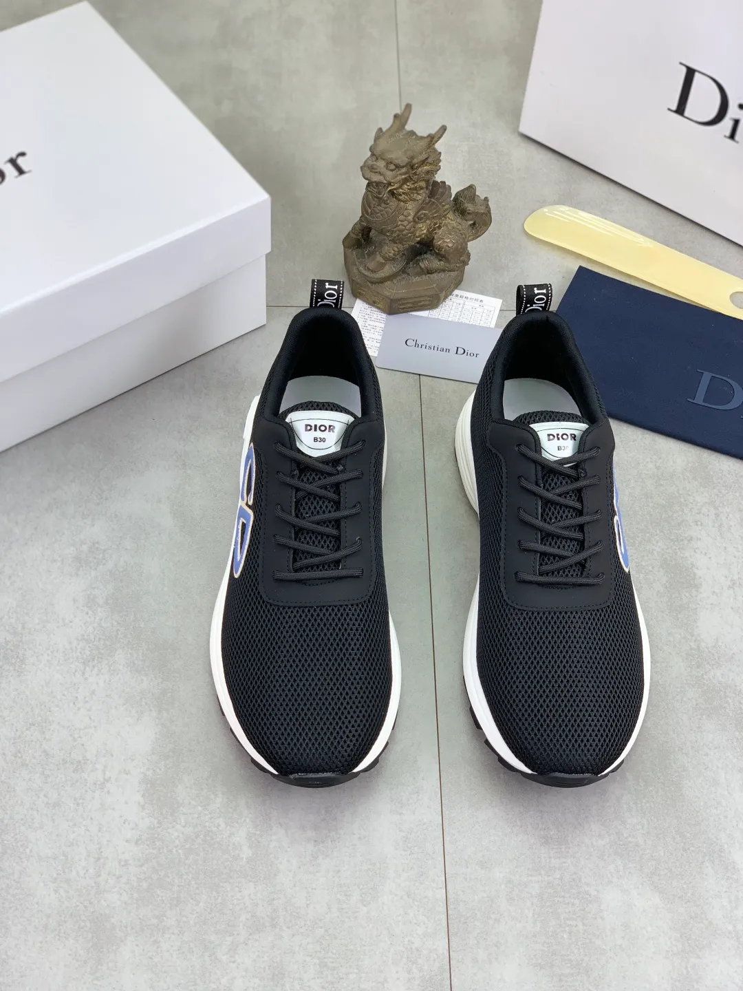Men's Men's Shoes 💰P420 New Dior Chrono Fly Knit Shoes 2025 New B30 Series, in white and black fly knit series. Both sides are decorated with computer-printed CD logo, star patch on the tongue and Dior logo on the heel. Many details highlight the style. The interior is matched with the original color matching mesh, and the interior of the body is supported by low-temperature shaping sheets, and is filled with light feather cotton to keep the interior full and soft against the feet. The exclusive open-molded outsole adopts a one-piece molding process, so there is no need to worry about problems such as the opening and falling of sole decorative accessories. It is light and comfortable to wear, yet strong and wear-resistant. The two-color shoelaces are accessorized with exquisite metal five-pointed star pendants, creating a high-end, trendy and casual look at all times. Color: white black gray blue code number: 38-44